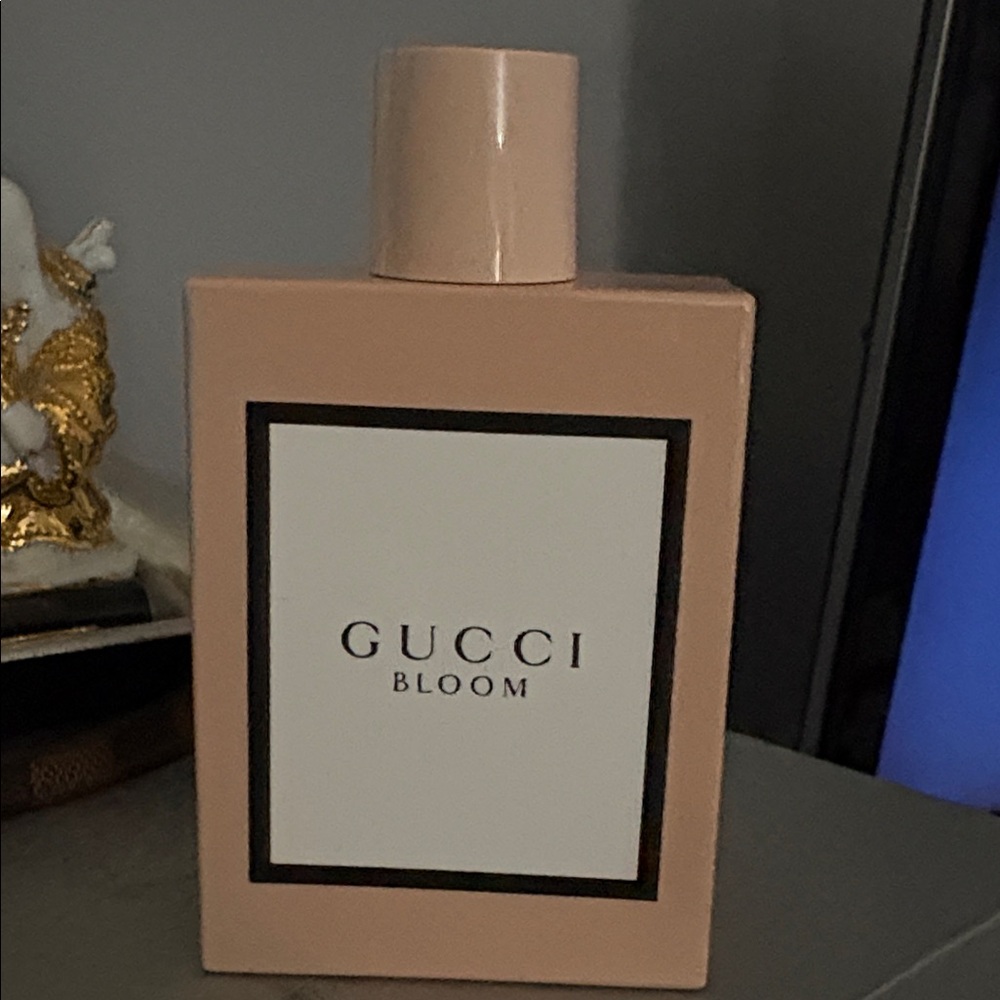 Gucci Bloom Fragrance in Pink Bottle with Floral Box… 🌺New in Box !!